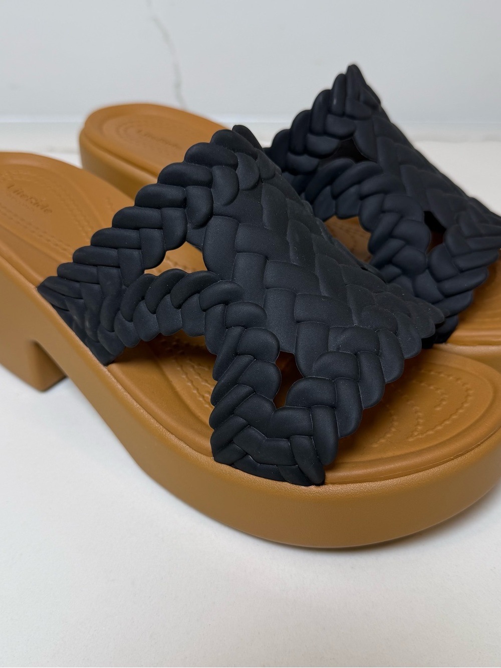 Crocs Women BROOKLYN WOVEN SLIDE HEEL Black Sandals size 8 FLAW NOTED